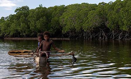 Kanak-kanak Vezo memancing di lagun bakau, barat daya Madagascar. Hak Cipta Garth Cripps, Blue Ventures Conservation